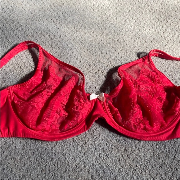Victoria’s Secret red bra! - Picture 1 of 4